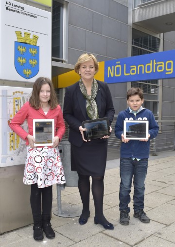 Moderne Informationsvermittlung: Landesrätin Mag. Barbara Schwarz mit Katharina Apoloner und Valentin Tiefenbacher aus der Volksschule Wagram beim Testen der App \"NÖ4Kids\" im Regierungsviertel St. Pölten