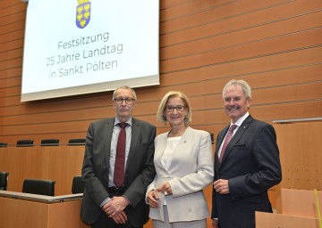 Bei der Festsitzung anlässlich „25 Jahre Landtag in St. Pölten“, von links nach rechts: Festredner Konrad Paul Liessmann, Landeshauptfrau Johanna Mikl-Leitner und Landtagspräsident Karl Wilfing.