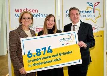 (v.l.) Landeshauptfrau Johanna Mikl-Leitner, Gründerin Daniela Schwarz und WKNÖ-Präsident Wolfgang Ecker bei der Pressekonferenz zu den „Neugründungszahlen 2023“ im Haus der Digitalisierung in Tulln.