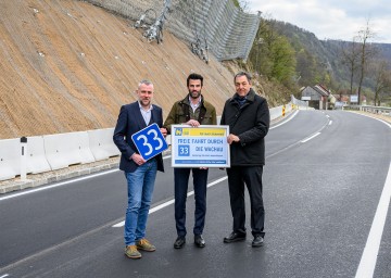 Fertigstellung Asphaltierung (v.l.): Projektleiter DI Gert Kratzer, NÖ Verkehrslandesrat LH-Stellvertreter Udo Landbauer, NÖ Straßenbaudirektor Dipl.-Ing. Josef Decker