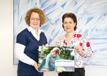 Familien-Landesrätin Christiane Teschl-Hofmeister und NÖ Familienland GmbH-Geschäftsführerin Barbara Trettler freuen sich über die Zusammenarbeit, in der das Land seine Gemeinden als Erhalter von Spielplätzen und Schulfreiräumen unterstützt.