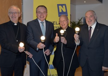 Verlängerung der Aktion \"Energie-Spar-Pfarre\": Weihbischof Dr. Franz Scharl, Energie-Landesrat Dr. Stephan Pernkopf, Bischof DDr. Klaus Küng und Superintendent Mag. Paul Weiland. (v.l.n.r.)