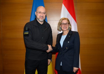 Landeshauptfrau Johanna Mikl-Leitner beim Treffen mit Ministerpräsident Denys Schmyhal.