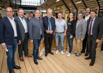 Rundgang nach Eröffnung: Gerhard Seban, Vizepräsident der Arbeiterkammer Niederösterreich, Jochen Flicker, der Obmann der Sparte Gewerbe und Handwerk der WKNÖ, Messe-Präsident Hannes Heindl, Landesrat Anton Kasser, Thomas Scholler und Sabine Grubhofer von der Firma Strigl Holzbau, Landtagsabgeordneter Anton Erber, Franz Rafetzeder, Bürgermeister der Gemeinde Wieselburg-Land, und Bezirkshauptmann Johann Seper.