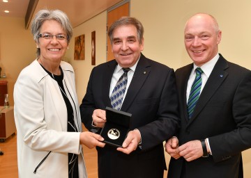 Im Bild von links nach rechts: Wirtschafts-Landesrätin Petra Bohuslav, Univ.-Prof. Friedrich Franek, ecoplus Geschäftsführer Helmut Miernicki 