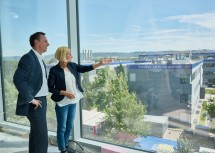 Landesrat Jochen Danninger und Landeshauptfrau Johanna Mikl-Leitner beim Rundgang auf der Baustelle des visionären Projektes „Haus der Digitalisierung“.