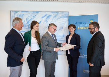 v.l.n.r.:  Dr.  Markus  Klamminger  (Direktor  für  Medizin  und  Pflege,  NÖ  LGA),  Theresia Schauerhofer,  BA  MSc  (Strategie  und  Qualität  Medizin,  NÖ  LGA),  Landesrat  Ludwig Schleritzko, DGKP Sarah Kaspar (Qualitäts- und Risikomanagement, LK Wiener Neustadt) und Mag. Marc Hochstätter (Prozessmanager, LK Wiener Neustadt)  