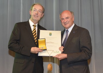 Landeshauptmann Dr. Erwin Pröll überreichte hohes Ehrenzeichen des Landes Niederösterreich an Landesdirektor Helmut Maurer von der Wr. Städtischen.