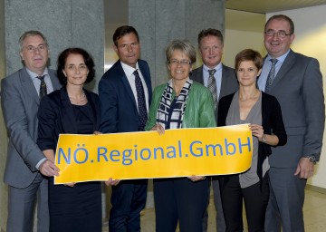 NÖ.Regional.GmbH gegründet. Im Bild von links nach rechts: DI Josef Strummer (Büroleiter Waldviertel), DI Sabine Klimitsch (Büroleiterin NÖ-Mitte), Geschäftsführer DI Walter Kirchler, LR Dr. Petra Bohuslav, Karl Becker (Büroleiter NÖ.West-Mostviertel), DI Doris Fried (Büroleiterin Weinviertel), Franz Gausterer (Büroleiter Industrieviertel).