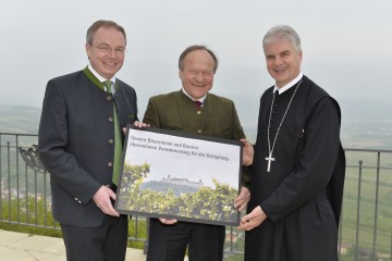 \"Woche der Landwirtschaft\" vom 28. April bis 5. Mai in Niederösterreich: Landesrat Dr. Stephan Pernkopf, der Präsident der Landwirtschaftskammer Niederösterreich Hermann Schultes und  Abt Columban Luser informierten im Stift Göttweig über die Leistungen der Bäuerinnen und Bauern (v.l.n.r.)