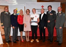 Adolf Obendrauf (NÖ Militärmusik), Markus Schimböck (Wasserrettung Landesverband NÖ), Theres Friewald-Hofbauer, Geschäftsführerin des Club Niederösterreich, Landeshauptfrau Johanna Mikl-Leitner, Preisträger Elijah, Michael Landau (Caritas), Rotkreuz-Präsident General Josef Schmoll und NÖ Militärkommandant Martin Jawurek (v.l.n.r.)