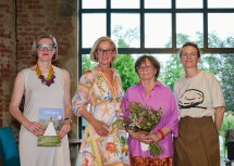 „morgen“-Chefredakteurin Nina Schedlmayer, Landeshauptfrau Johanna Mikl-Leitner, Katharina Blaas und Kunst im Öffentlichen Raum Niederösterreich-Leiterin Katrina Petter (v.l.n.r.) beim Festakt.