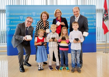 Um konsequentes Lüften in Niederösterreichs Klassenzimmern und Kindergartengruppen zu fördern, werden vom Land Niederösterreich gemeinsam mit den Gemeinden bis zu 10.000 CO2-Messgeräte für die Bildungseinrichtungen angekauft. Von links nach rechts: NÖ GVV-Präsident Rupert Dworak, Bildungs-Landesrätin Christiane Teschl-Hofmeister, Landeshauptfrau Johanna Mikl-Leitner und NÖ Gemeindebund-Präsident Johannes Pressl 