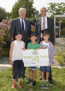 Landesrat Martin Eichtinger und Rektor der Hochschule für Agrar- und Ökopädagogik Thomas Haase mit den AbsolventInnen Mona Degold, Matteo Peric und David Schuberth-Lakatos