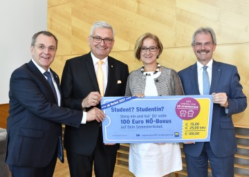 Semesterticket NEU: Land Niederösterreich und Gemeinden erhöhen den Bonus für NÖ-Studierende auf 100 Euro. Im Bild von links nach rechts: Der Präsident des Gemeindevertreterverbandes Rupert Dworak, Gemeindebund-Präsident Alfred Riedl, Landeshauptfrau Johanna Mikl-Leitner und Verkehrs-Landesrat Karl Wilfing.