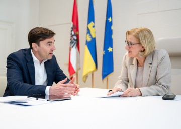 Landeshauptfrau Johanna Mikl-Leitner mit Christian Rädler, Obmann der NÖ Landesgruppe der Gemeinnützigen Bauvereinigungen (GBV).