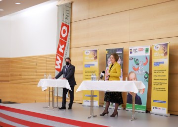 Stellten die Kinder Business Week und die WIFI Kids Academy vor (v.l.): WKNÖ-Präsident Wolfgang Ecker und Landesrätin Christiane Teschl-Hofmeister