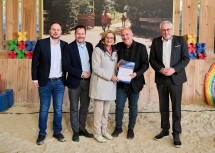 Eine Urkunde für die jahrelange Unterstützung von Lichts ins Dunkel erhielt auch Niki Neunteufel vom Nikodemus Purkersdorf: (v.l.) Mario Thaler (GF Licht ins Dunkel), Alexander Hofer (Landesdirektor ORF NÖ), Landeshauptfrau Johanna Mikl-Leitner, Niki Neunteufel und Pius Strobl (Leiter ORF Humanitarian Broadcasting).