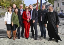 (v.l.n.r.) Bezirkshauptfrau Verena Sonnleitner, Vizebürgermeister Thomas Mehlstaub, Nationalratsabgeordnete Carmen Jeitler-Cincelli, Landtagsabgeordneter Christoph Kainz, Landeshauptfrau Johanna Mikl-Leitner, Bürgermeister Christoph Prinz, Stadtrat Karl Lielacher und Stadtpfarrer Pater Stephan Holpfer am Weg zur Eröffnungsfeier.