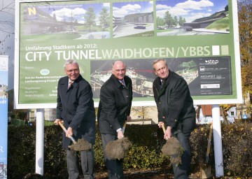 Spatenstich für den „Citytunnel“ in Waidhofen an der Ybbs: Im Bild Bürgermeister Wolfgang Mair, Landeshauptmann Dr. Erwin Pröll und Straßenbaudirektor Rudolf Gruber v.l.n.r.