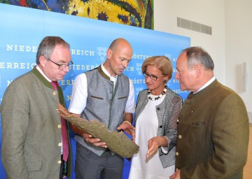 „Waldschutzprogramm“ zur Bekämpfung der Borkenkäfer-Problematik: LH-Stellvertreter Stephan Pernkopf, Waldverbandsobmann Franz Fischer, Landeshauptfrau Johanna Mikl-Leitner und Landwirtschaftskammerpräsident Hermann Schultes (von links nach rechts).