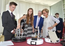 Vorführungen für Bürgermeister und Klubobmann Klaus Schneeberger sowie Landeshauptfrau Johanna Mikl-Leitner gab es durch Christoph Käferle und Christine Zeh.