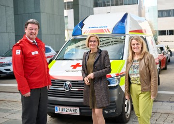 Rot Kreuz NÖ Präsident Josef Schmoll (von links), Landeshauptfrau Johanna Mikl-Leitner und Landesrätin Ulrike Königsberger-Ludwig blicken auf ein herausforderndes Einsatzjahr 2021 zurück.