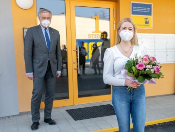 Landesrat Martin Eichtinger und Mieterin Vanessa Polyak