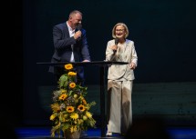 Moderator Fritz Lengauer im Gespräch mit Landeshauptfrau Johanna Mikl-Leitner bei der Begrüßung der neuen Lehrerinnen und Lehrer im Festspielhaus St. Pölten.