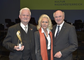 Landeshauptmann Dr. Erwin Pröll, Festrednerin Prof. Dr. Martina Leibovici-Mühlberger und Dr. Anton Eggendorfer, der den Würdigungspreis in der Sparte Erwachsenenbildung für den Verein für Landeskunde von Niederösterreich entgegennahm, bei der Kulturpreisgala im Festspielhaus St. Pölten (v.r.n.l.)