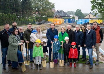 Polier Gerhard Steiner, Bauleiter Daniel Wandl, Inspektorin Birgit Wallner, Schulamtsleiter Andreas Schmidt, Landtagsabgeordneter Florian Krumböck, Kindergartenleiterin Karin Kitz, Bürgermeister Matthias Stadler, Familien-Landesrätin Christiane Teschl-Hofmeister, Vizebürgermeister Matthias Adl, Gemeinderat Bernhard Wiehalm, Magdalena Spangl, Roland Gronister, Julius Hirner mit den Kindern Fiona, Alexander Leo, Miriam, Henry und Tobias.