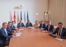Die Landesräte Jochen Danninger (5. v. l.) und Martin Eichtinger (4. v. l.), sind gemeinsam mit den Spitzen der Sozialpartner und der Industriellenvereinigung zu einem Arbeitsgespräch zusammengekommen.