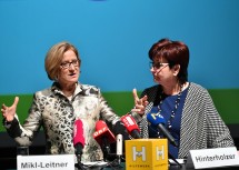 Landeshauptfrau Johanna Mikl-Leitner und Michaela Hinterholzer, Präsidentin des Hilfswerk Niederösterreich, informierten zum Wachstumsmarkt Pflege und Betreuung. (v.l.n.r.)