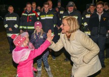Landeshauptfrau Johanna Mikl-Leitner und freut sich mit den Jüngsten über den gelungenen Spatenstich.