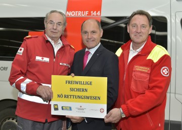 Willi Sauer, Präsident des Roten Kreuzes NÖ, Landeshauptmann-Stellvertreter Mag. Wolfgang Sobotka, Otto Kernstock, Vizepräsident des Samariterbundes NÖ, betonten die Unverzichtbarkeit der Freiwilligen im Rettungswesen.