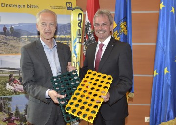 NÖVOG-Geschäftsführer Dr. Gerhard Stindl und Landesrat Mag. Karl Wilfing bei der Präsentation der Kunststoffmatten, die für die „Slide & Glide-Arena“ im Skigebiet Losenheim verwendet werden. (v.l.n.r.)