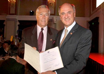 Höchste Auszeichnung des Auslandsösterreicher-Weltbundes für Dr. Erwin Pröll: Weltbund-Präsident Gustav Chlestil überreichte dem Landeshauptmann das Goldene Ehrenzeichen.