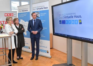 Das "Virtuelle Haus der Digitalisierung" ist eröffnet. Im Bild von links nach rechts: Landesrätin Petra Bohuslav, NÖ Wirtschaftskammer-Präsidentin Sonja Zwazl und Jochen Danninger, kaufmännischer Geschäftsführer der Wirtschaftsagentur ecoplus