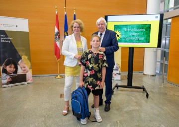 Landesrätin Christiane Teschl-Hofmeister, Patrick aus der Dr.-Theodor-Körner Mittelschule St. Pölten und Bildungsdirektor Johann Heuras.