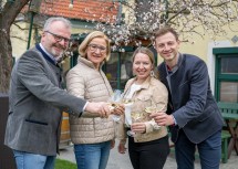 Freuen sich auf den Saisonstart und die Marillenblüte in der Wachau (v.l.n.r.): Bürgermeister Josef Wildam, Landeshauptfrau Johanna Mikl-Leitner, Landtagsabgeordnete Silke Dammerer und Walter Lahrnsteig, Heurigenwirt in Mitterarnsdorf.
