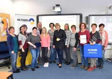 Bildungs-Landesrätin Mag. Barbara Schwarz (Mitte) mit dem Team von NÖ Media und Kindergartenpädagoginnen im Rahmen der Weiterbildung im Umgang mit Neuen Medien.