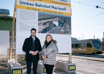 Der niederösterreichische LH-Stellvertreter Udo Landbauer und Niederösterreich Bahnen Geschäftsführerin Barbara Komarek beim Kick-off zum Umbau des Bahnhofs Mariazell. 