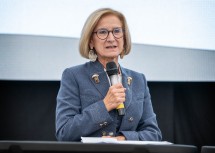 Landeshauptfrau Johanna Mikl-Leitner sagte: „Das Gemeindezentrum ist ein Symbol für den Zusammenhalt, das Miteinander und vor allem für die Zukunft von Kirnberg.“