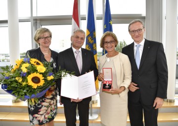 Hohes Ehrenzeichen der Republik für den niederösterreichischen Landesamtsdirektor-Stellvertreter Johann Lampeitl (2. v. l.), im Bild mit Gattin Eva, Landeshauptfrau Johanna Mikl-Leitner und Landesamtsdirektor Werner Trock.