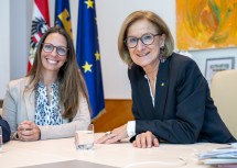 Landeshautfrau Johanna Mikl-Leitner mit Jasmin Klemmer-Schlögl, Bürgermeisterin Purkersdorf.