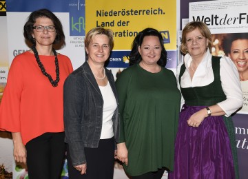 Christine Haiden, Chefredakteurin des Magazins „Welt der Frau, Anna Rosenberger, ehrenamtliche Leitung Diözese St. Pölten, Tini Kainrath und Landesrätin Mag. Barbara Schwarz bei der Finalveranstaltung „beherzt engagiert“ in Mautern. (v.l.n.r.)