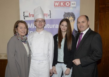 Unterstützung für Lehrlinge: Wirtschaftskammer-Präsidentin KR Sonja Zwazl (links) und Landeshauptmann-Stellvertreter Mag. Wolfgang Sobotka (rechts) mit den Lehrlingen Nicole Pflügler und Christian Burgstaller im Gasthof Winkler in St. Pölten.