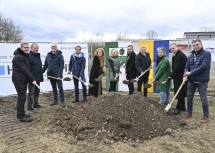 (v.l.n.r.): Elektromeister Josef Pfeffer, Architekt Kurt Karhan, Architekt Dieter Matzalik, Baumeister Manuel Herbitschek, Familien-Landesrätin Christiane Teschl-Hofmeister, Vizebürgermeisterin Christa Tisch, Bürgermeister Wilhelm Terler, Landtagsabgeordneter Hermann Hauer, Kindergartenleiterin Eva Ehrenberger, Gemeinderat Robert Toder und der geschäftsführende Gemeinderat Christian Vinzenz