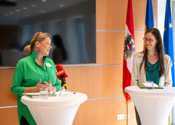 Im Bild von links nach rechts: Landesrätin Susanne Rosenkranz und Lea Mirwald, Geschäftsführerin vom Verein "Tierschutz macht Schule". 