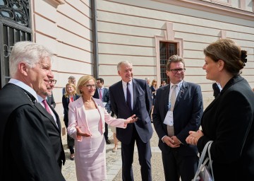 Abt Columban Luser, Bundesminister Alexander Schallenberg, Landeshauptfrau Johanna Mikl-Leitner, Präsident Martin Eichtinger, Bundesminister Martin Polaschek und Staatssekretärin Martina Hirayama (v.l.n.r.)